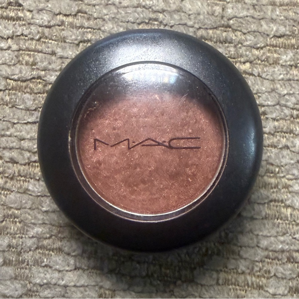 MAC Cosmetics CUT TO FIT Eyeshadow discontinued